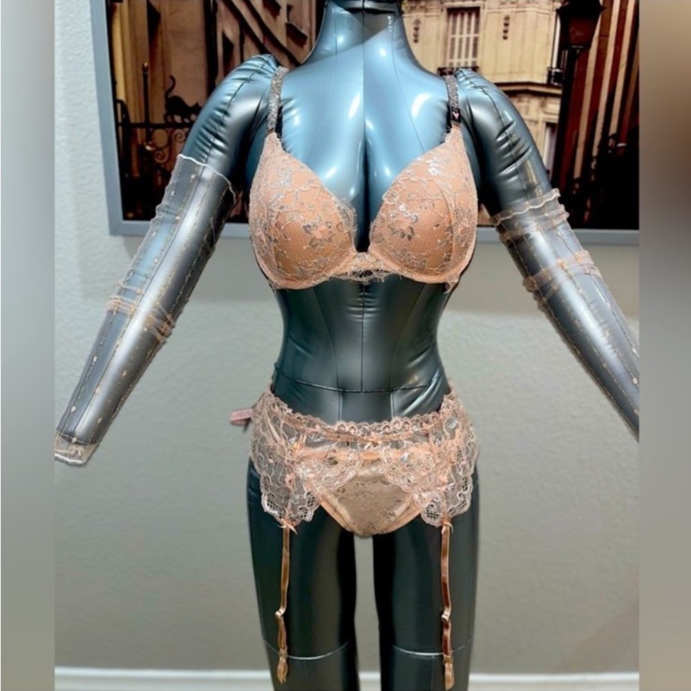 Elegant Lace Lingerie Set in Cream - Picture 11 of 13